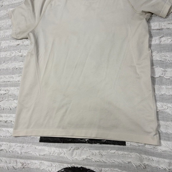 Lululemon Shirt Mens Beige Sz M Tan Metal Vent Tech Outdoor Gym Casual Gorpcore - Picture 6 of 12